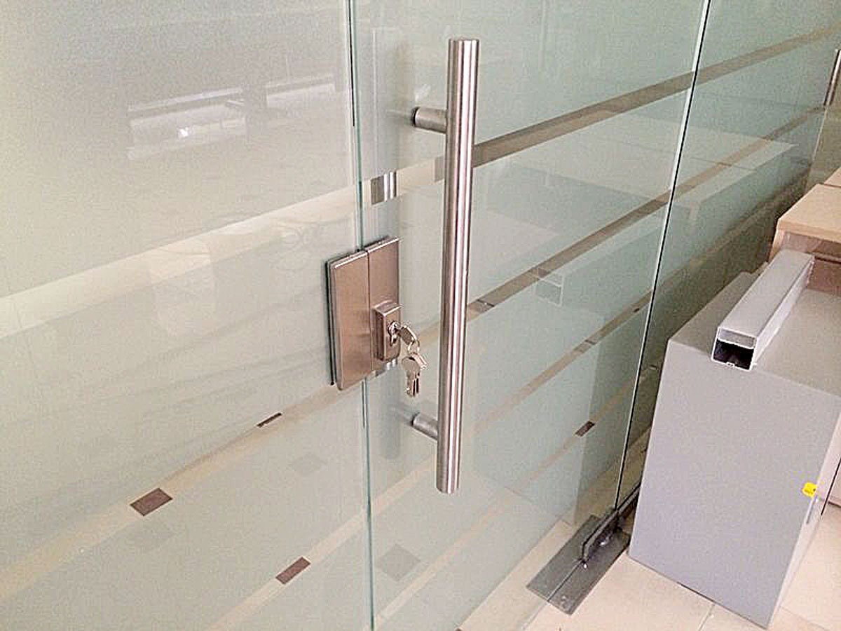 Крепеж для стеклянных дверок в шкаф